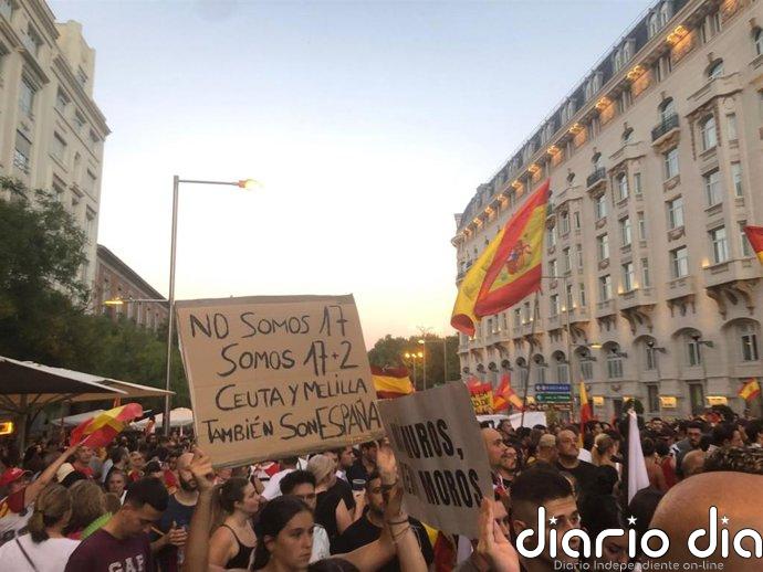Cientos de ceutíes abarrotan las puertas del Congreso arropados por miles de personas para exigir soluciones