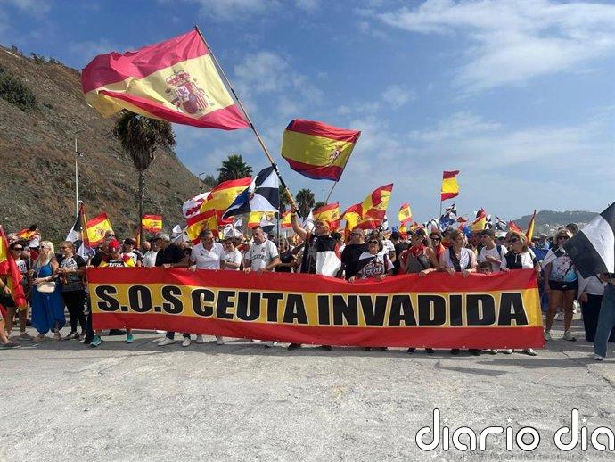 Cientos de ceutíes marchan hacia el Tarajal en defensa de la españolidad de la ciudad y de su frontera