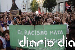 Cientos de personas claman contra el racismo en Madrid, Barcelona y Santiago: "No sobran migrantes, sobran fascistas"