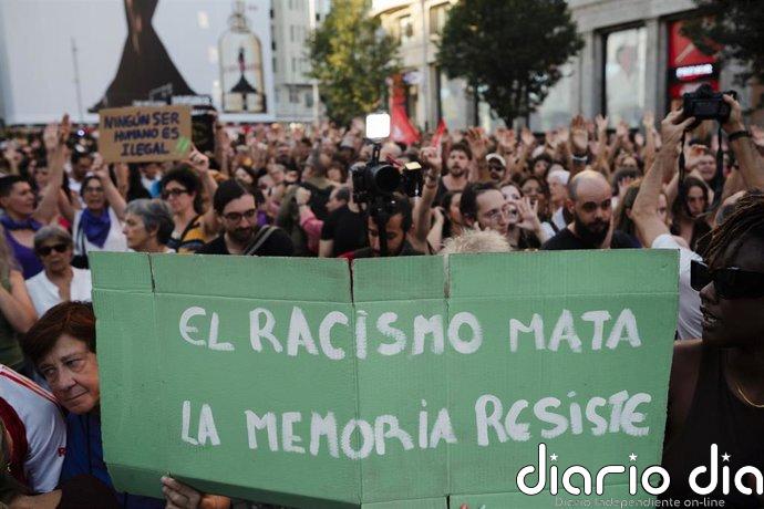 Cientos de personas claman contra el racismo en Madrid, Barcelona y Santiago: "No sobran migrantes, sobran fascistas"