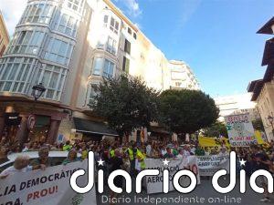 Cientos de personas marchan en Palma contra la ampliación del aeropuerto y las políticas de promoción del Govern
