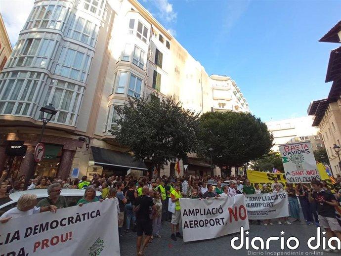 Cientos de personas marchan en Palma contra la ampliación del aeropuerto y las políticas de promoción del Govern