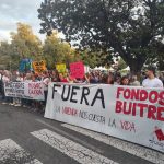 Cientos de personas salen a la calle en Santander por la vivienda: "Vecina despierta, hay buitres en tu puerta"