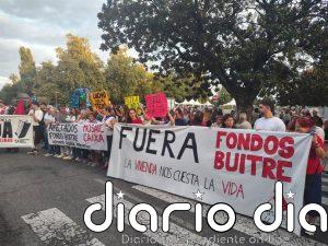 Cientos de personas salen a la calle en Santander por la vivienda: "Vecina despierta, hay buitres en tu puerta"