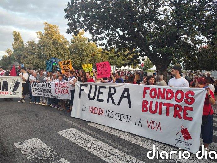 Cientos de personas salen a la calle en Santander por la vivienda: "Vecina despierta, hay buitres en tu puerta"