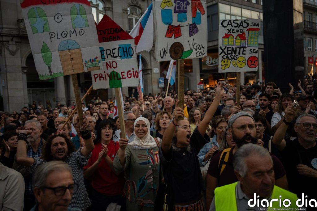 Cientos de personas se concentran en Vigo para exigir medidas ante la crisis habitacional: "¡Todos somos Maricarmen!"