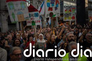 Cientos de personas se concentran en Vigo para exigir medidas ante la crisis habitacional: "¡Todos somos Maricarmen!"