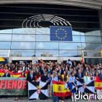 Cientos de personas se concretan ante la Eurocámara en apoyo a Ceuta: "Ceuta no se vende, Ceuta se defiende"