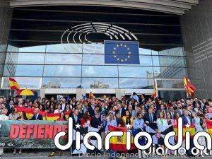 Cientos de personas se concretan ante la Eurocámara en apoyo a Ceuta: "Ceuta no se vende, Ceuta se defiende"