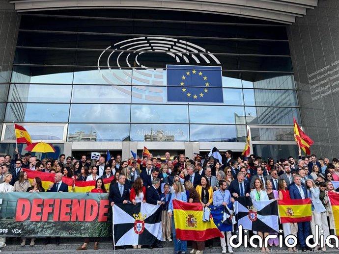 Cientos de personas se concretan ante la Eurocámara en apoyo a Ceuta: "Ceuta no se vende, Ceuta se defiende"