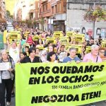 Cientos de vecinos de Erandio (Bizkaia) se manifiestan para defender los hogares de los inquilinos de 'Los ochos'