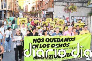 Cientos de vecinos de Erandio (Bizkaia) se manifiestan para defender los hogares de los inquilinos de 'Los ochos'