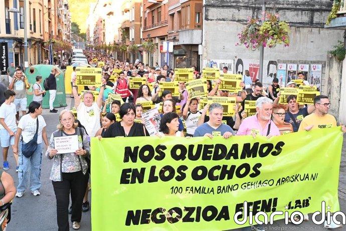 Cientos de vecinos de Erandio (Bizkaia) se manifiestan para defender los hogares de los inquilinos de 'Los ochos'