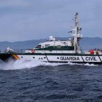 Cinco detenidos por daños y contrabando tras chocar contra una embarcación de la Guardia Civil en Adra (Almería)