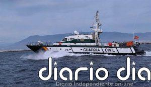 Cinco detenidos por daños y contrabando tras chocar contra una embarcación de la Guardia Civil en Adra (Almería)