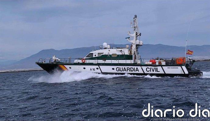 Cinco detenidos por daños y contrabando tras chocar contra una embarcación de la Guardia Civil en Adra (Almería)