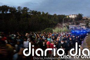 Comienza el traslado de inmigrantes desde las playas de Ceuta al campamento instalado en el Puerto de la ciudad