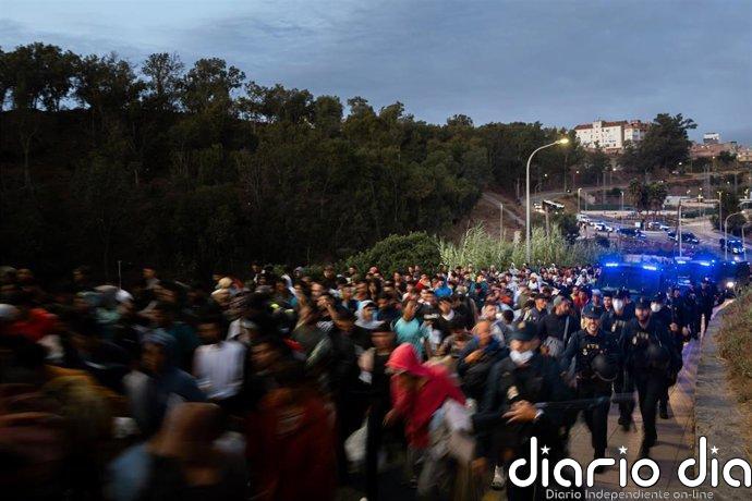 Comienza el traslado de inmigrantes desde las playas de Ceuta al campamento instalado en el Puerto de la ciudad