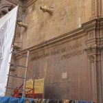 Comienza la retirada de la inscripción de Primo de Rivera de la fachada de la Catedral de Murcia