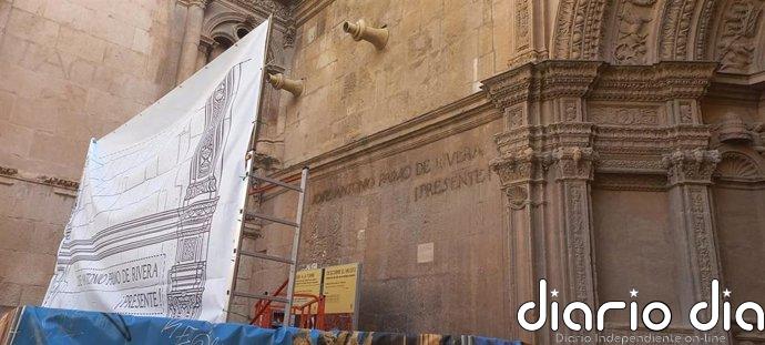 Comienza la retirada de la inscripción de Primo de Rivera de la fachada de la Catedral de Murcia