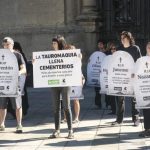 Concentración portando lápidas de toros muertos: AnimaNaturalis reivindica unos Sanmateos sin festejos taurinos