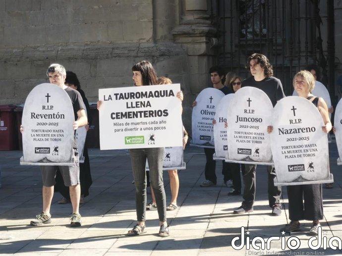 Concentración portando lápidas de toros muertos: AnimaNaturalis reivindica unos Sanmateos sin festejos taurinos