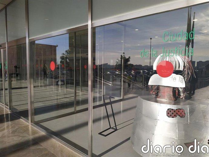 Condenado a casi 13 años de prisión por intentar asesinar a su exnovia que huyó saltando por el balcón en Torremolinos