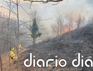 Continúan las labores de extinción del "controlado" incendio de Hormiguera (Valdeolea)