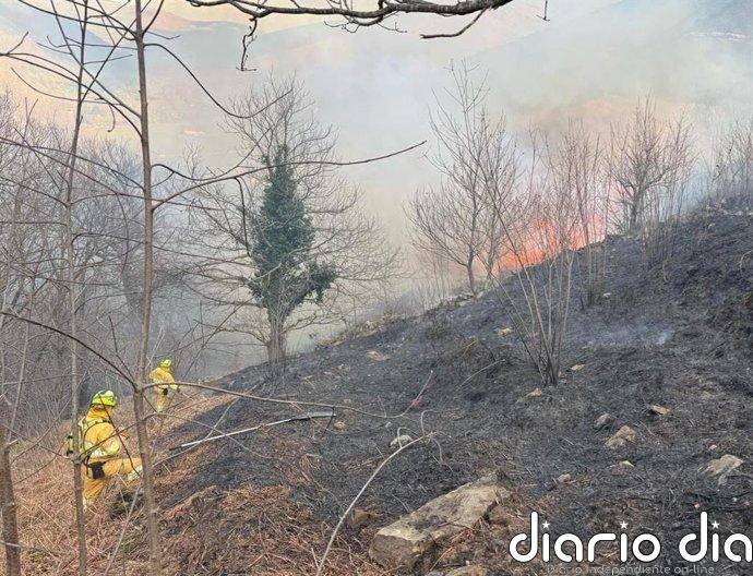 Continúan las labores de extinción del "controlado" incendio de Hormiguera (Valdeolea)