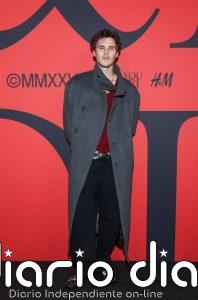 Cruz Beckham adelanta las tendencias de otoño con el look oversize que triunfa en Londres