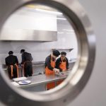 Cursos gratuitos en Madrid para encontrar empleo: cocina, carnicería, fibra óptica, limpieza y otros oficios