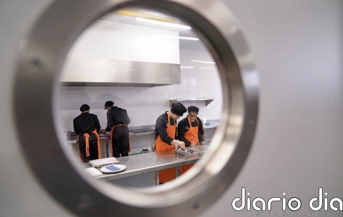 Cursos gratuitos en Madrid para encontrar empleo: cocina, carnicería, fibra óptica, limpieza y otros oficios