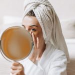 De exfoliar nada más volver al exceso de maquillaje: los errores cosméticos más comunes al volver de vacaciones