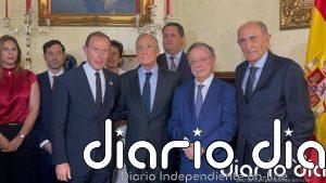 Decenas de ceutíes reciben a Florentino Pérez con camisetas del Madrid: "Gracias por apoyarnos"