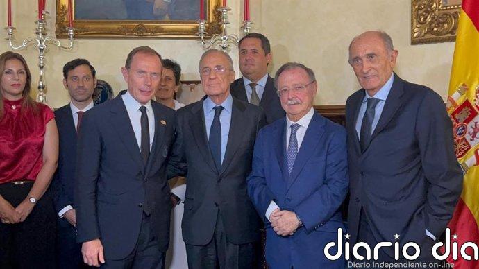 Decenas de ceutíes reciben a Florentino Pérez con camisetas del Madrid: "Gracias por apoyarnos"