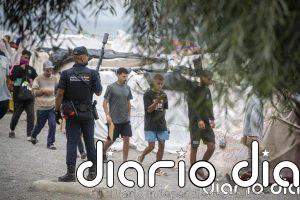 Decenas de migrantes de playa Benítez en Ceuta, desalojados hoy, deciden retornar voluntariamente a Marruecos