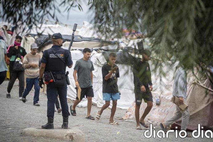 Decenas de migrantes de playa Benítez en Ceuta, desalojados hoy, deciden retornar voluntariamente a Marruecos