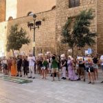 Decenas de personas exigen a Cort el fin de las calesas de caballos: "Vergüenza de ciudad, explotación animal"