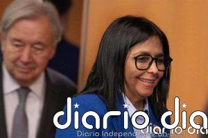 Delcy Rodríguez se acerca a Pedro Sánchez en la ONU y le pide seguir hablando sobre la situación en Venezuela