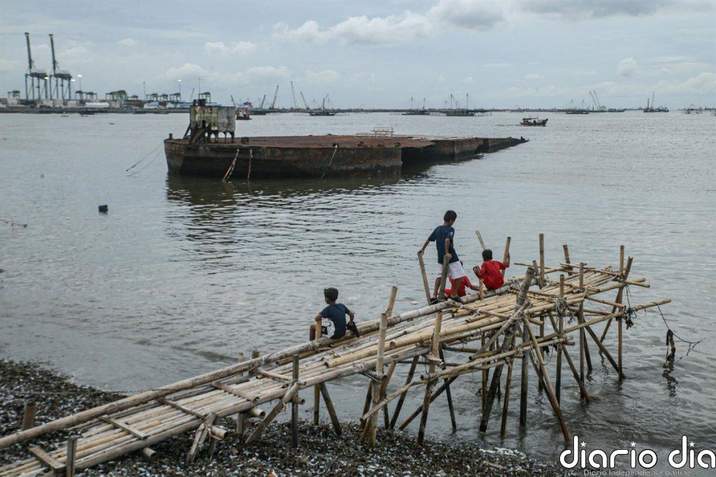 Desaparecida en el mar de Java una embarcación con 243 personas a bordo tras perder contacto con autoridades indonesias
