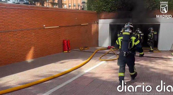 Diez dotaciones de Bomberos de Madrid extinguen el incendio en un garaje en Chamartín sin víctimas