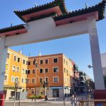 Dos dragones y un oso abrazarán culturas en Usera: el primer arco chino de Madrid empieza a engalanarse este lunes
