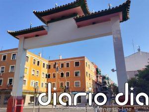Dos dragones y un oso abrazarán culturas en Usera: el primer arco chino de Madrid empieza a engalanarse este lunes