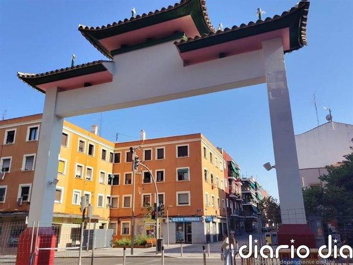 Dos dragones y un oso abrazarán culturas en Usera: el primer arco chino de Madrid empieza a engalanarse este lunes
