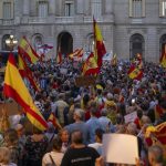 Dos manifestaciones contrarias sobre Ceuta llenan plaza Sant Jaume de Barcelona