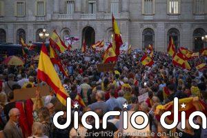 Dos manifestaciones contrarias sobre Ceuta llenan plaza Sant Jaume de Barcelona