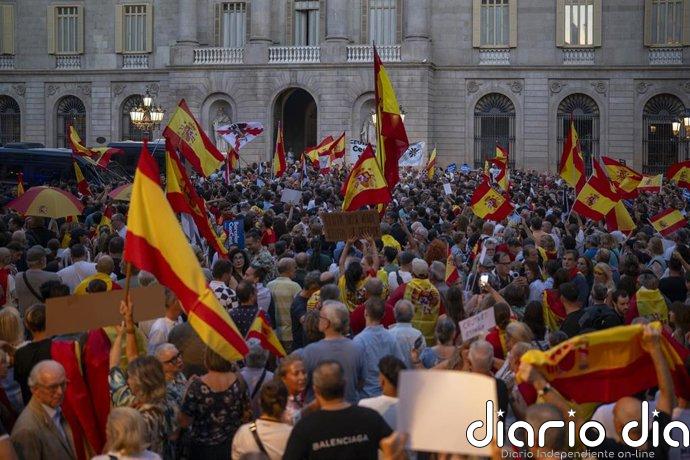 Dos manifestaciones contrarias sobre Ceuta llenan plaza Sant Jaume de Barcelona