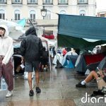 El agua no sofoca las protestas en la Puerta de Sol de Madrid a horas de que se lleve el decreto de vivienda al Consejo