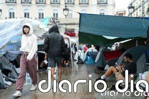 El agua no sofoca las protestas en la Puerta de Sol de Madrid a horas de que se lleve el decreto de vivienda al Consejo
