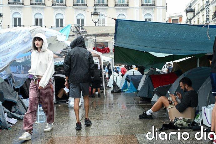 El agua no sofoca las protestas en la Puerta de Sol de Madrid a horas de que se lleve el decreto de vivienda al Consejo
